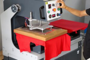 การสกรีนเสื้อ DFT ทำไมถึงเป็นที่นิยมในยุคนี้ พร้อมเจาะลึกจุดเด่นที่ไม่เหมือนเทคนิคอื่น และเหมาะกับงานแบบใด